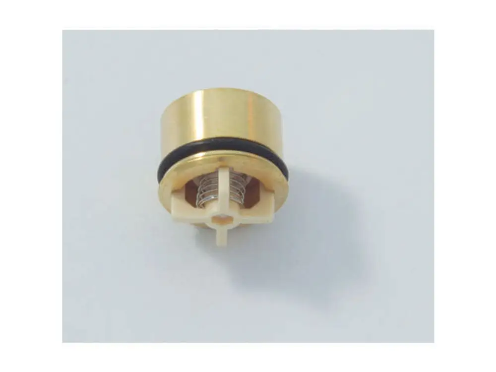 Aufnahme mit Metallgehäuse und Gummidichtung, hergestellt von Ideal Standard. Zeigt Innenstruktur mit Feder und Halterung für Verbindungselemente.